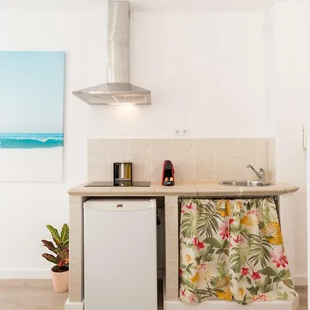 Mp2-bright Beachfront Studio Walk To Old Town